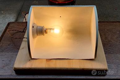 Antica plafoniera a muro in legno e lamiera