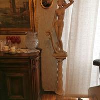 Statua donna nuda con colonna