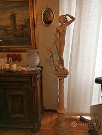 Statua donna nuda con colonna