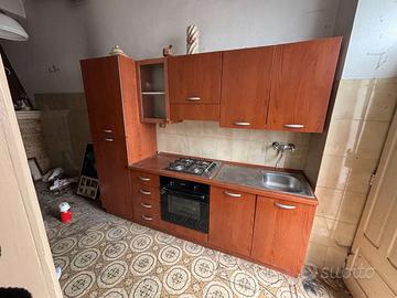 Cucina completa usata con forno e piano cottura