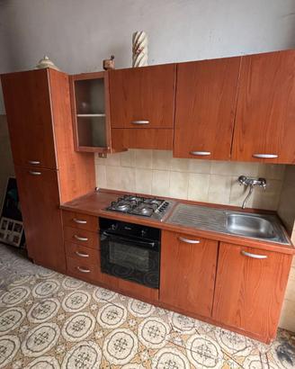 Cucina completa usata con forno e piano cottura