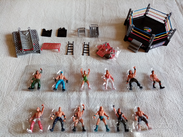 Mini figures ("soldatini") wrestling