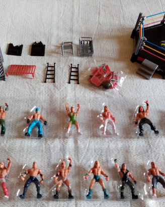 Mini figures ("soldatini") wrestling