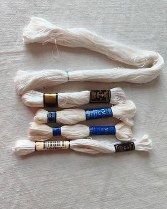 matassine di cotone da ricamo bianco e rosso