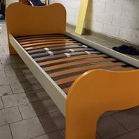 letto singolo con doghe in legno