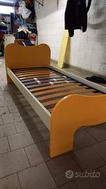 letto singolo con doghe in legno