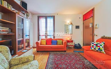 CASA ABBINATA CON CORTILE E GARAGE