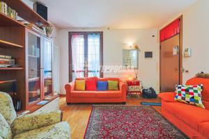 CASA ABBINATA CON CORTILE E GARAGE