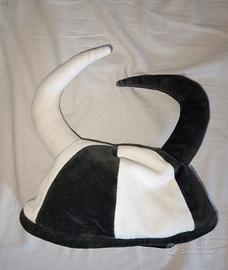Berretto bianco nero con corna