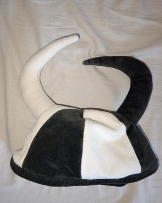 Berretto bianco nero con corna