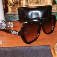 Particolari occhiali da sole FENDI. 