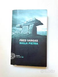 Libro Sulla pietra di Fred Vargas thriller Einaudi