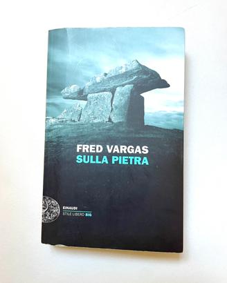 Libro Sulla pietra di Fred Vargas thriller Einaudi