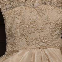 abito da sposa accompagnato da abito  damigella