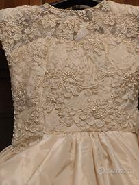 abito da sposa accompagnato da abito  damigella