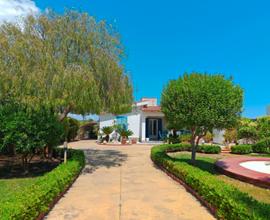 Villa sarangela con piscina rotonda