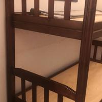 Letto a castello in legno per adulti.