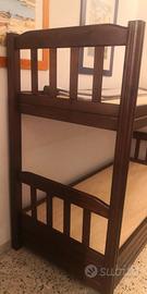 Letto a castello in legno per adulti.
