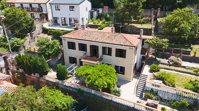 SARA DAVIS: Villa con giardino e vista mare