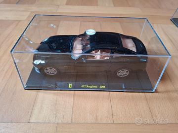 Ferrari 1/24 612 Scaglietti nera con teca