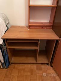 Scrivania con mensola scorrevole porta tastiera