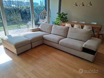 Divano angolare grande con penisola e pouf