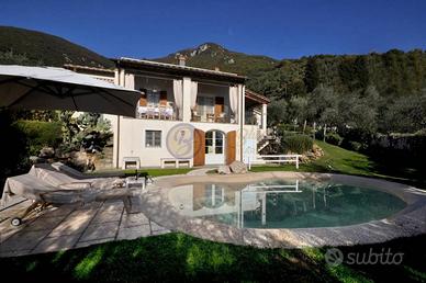 Rustico / Casale di 140 m² con più di 5 locali e b
