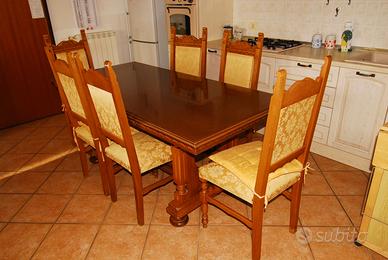tavolo con 6 sedie.