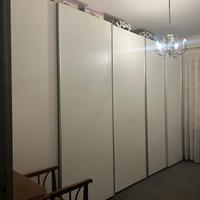 Grande armadio ad ante scorrevoli di marca