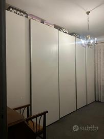 Grande armadio ad ante scorrevoli di marca