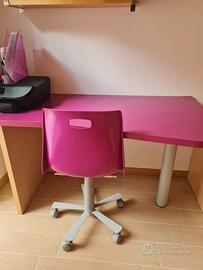 Scrivania con sedia color fucsia scuro