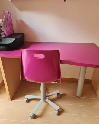 Scrivania con sedia color fucsia scuro