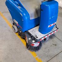 spazzatrice uomo a bordo COMAC