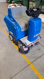 spazzatrice uomo a bordo COMAC