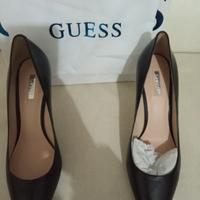scarpe con tacco a spillo della GUESS