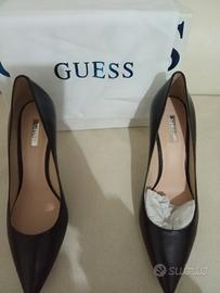scarpe con tacco a spillo della GUESS