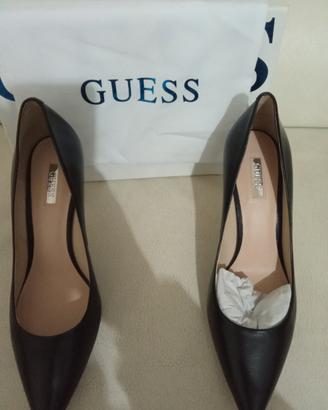 scarpe con tacco a spillo della GUESS