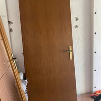 Porte interne complete di maniglie e cardini