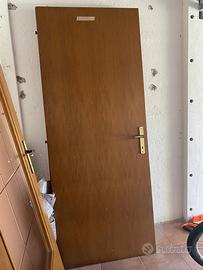 Porte interne complete di maniglie e cardini