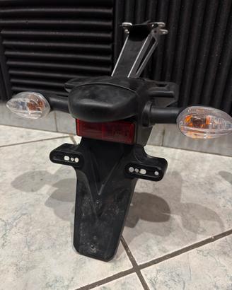 Porta targa yamaha MT07 completo di frecce