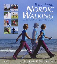 Il moderno nordic walking in movimento per ...