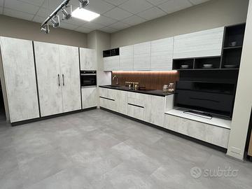 CUCINA CON COLONNE E PIANO LAVORO