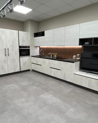 CUCINA CON COLONNE E PIANO LAVORO