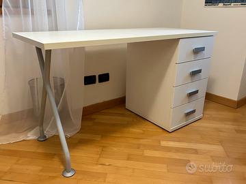 Scrivania in legno