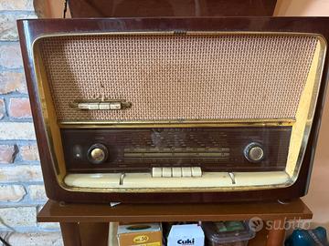 Radio vintage con giradischi