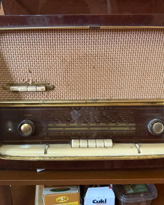 Radio vintage con giradischi