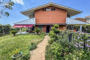 Villa di 260 m² con più di 5 locali a Grottaferrat