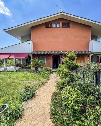 Villa di 260 m² con più di 5 locali a Grottaferrat