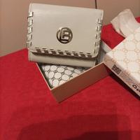 portafoglio e monete da donna