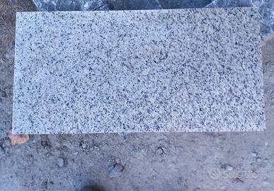 Pavimento da esterno in granito bianco sardo